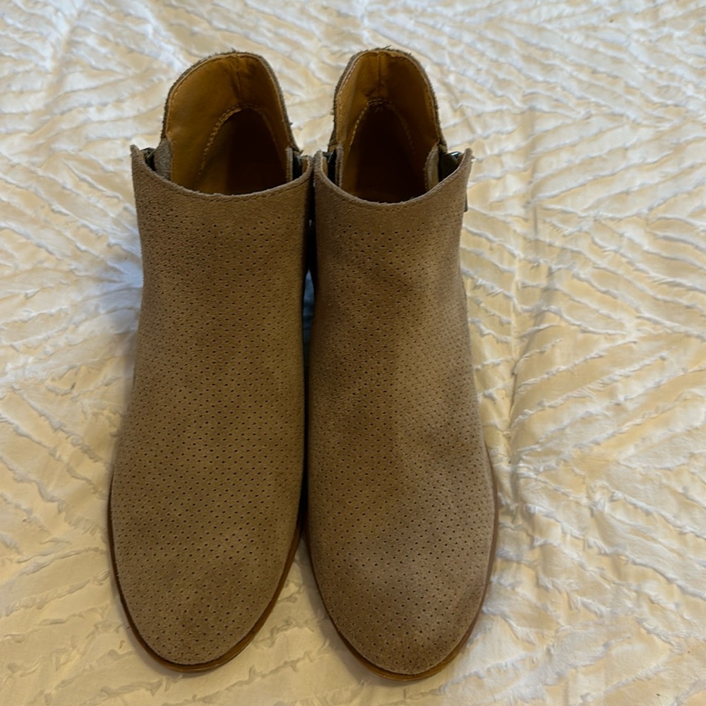Lucky Brand Size 8 Womens Bayley Suede Perforated Zip Ankle Boots Zippers.